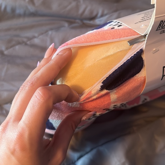 Memory foam travel neck pillow BRAND NEW NEVER USED - Picture 3 of 4